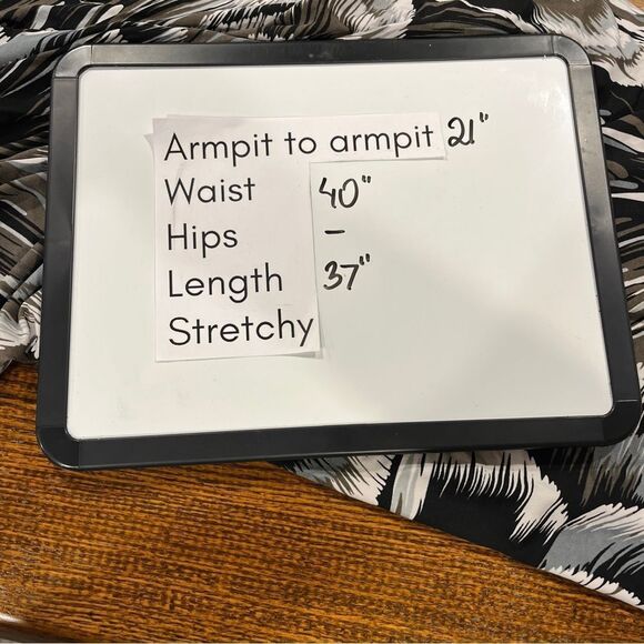 Tiana B V-neck long sleeve knee length plus size dress size 1X - Picture 9 of 14